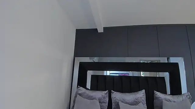 emilie xx  online show from May 2026 07:33:01 PM