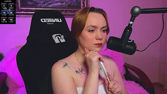 Snapshot of Kari_Lunna chatting on December 2024 03:32:01 AM Kari Lunna online show from December 2024 03:32:01 AM