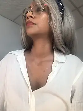 Amaliu  online show from February 2025 10:45:01 PM