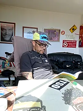 Snapshot of mileflav0r chatting on May 2026 08:18:01 AM mileflav0r online show from May 2026 08:18:01 AM