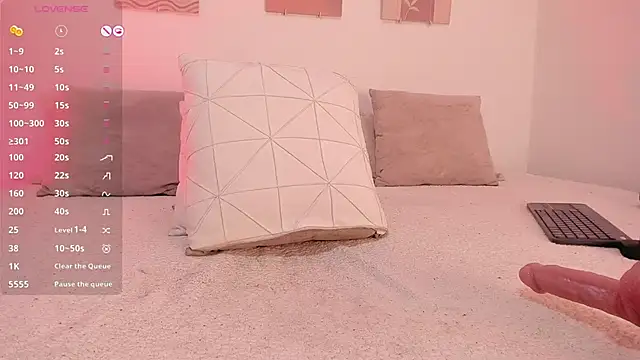 Snapshot of Mia_Heartt chatting on February 2025 11:09:01 PM Mia Heartt online show from February 2025 11:09:01 PM