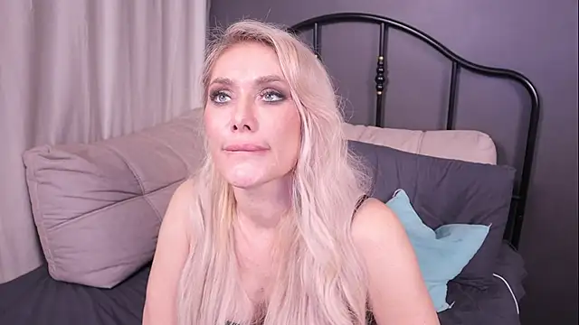 Snapshot of IsadoraDunkan chatting on March 2025 03:22:02 AM IsadoraDunkan online show from March 2025 03:22:02 AM