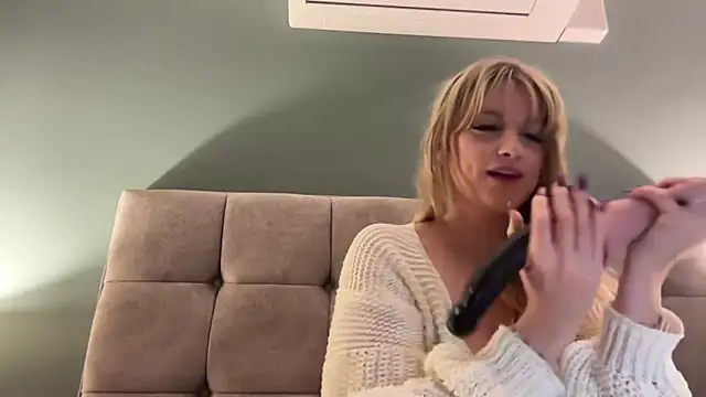 LustfulLuna  online show from December 2025 09:33:02 PM