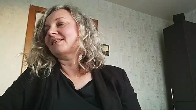 Snapshot of EdithManning chatting on May 2026 05:20:01 PM EdithManning online show from May 2026 05:20:01 PM