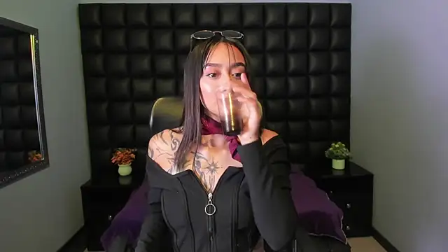 Miaa Thopmson online show from October 2025 09:58:02 PM