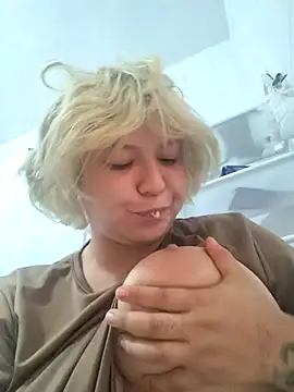 Snapshot of iDogrose21 chatting on January 2026 09:18:01 PM iDogrose21 online show from January 2026 09:18:01 PM