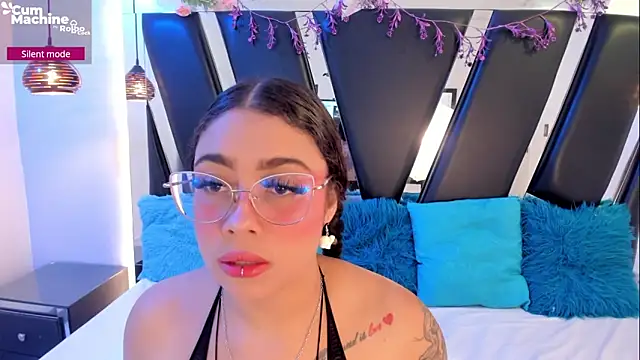 antonelllepiercee online show from April 2026 12:02:01 PM