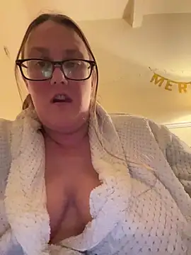 Snapshot of Foxy_Evie40XO chatting on December 2024 07:55:01 PM Foxy Evie40XO online show from December 2024 07:55:01 PM