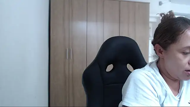 RoxanaLove9 online show from December 2025 05:08:02 PM