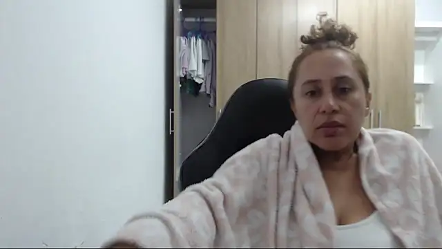 Snapshot of RoxanaLove9 chatting on April 2026 02:22:02 AM RoxanaLove9 online show from April 2026 02:22:02 AM
