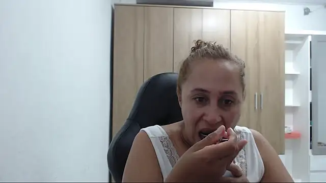 Snapshot of RoxanaLove9 chatting on May 2026 10:37:01 PM RoxanaLove9 online show from May 2026 10:37:01 PM