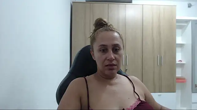 Snapshot of RoxanaLove9 chatting on May 2026 01:36:01 AM RoxanaLove9 online show from May 2026 01:36:01 AM