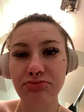 sluttysmiley online show from January 2026 02:02:02 AM