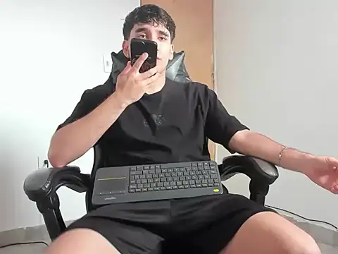 leo030809 online show from April 2026 05:13:02 PM