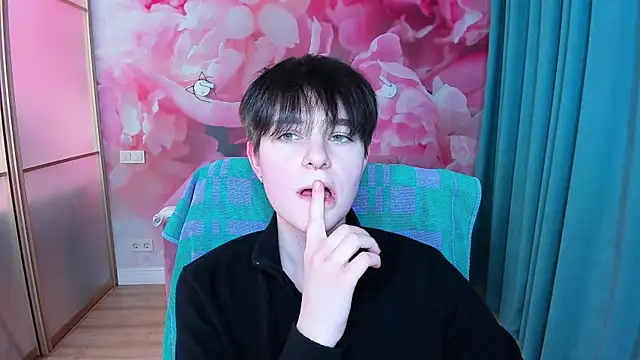 EmiliaYours online show from February 2025 04:00:02 PM