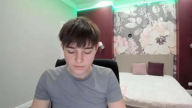 EmiliaYours online show from November 2025 02:44:01 PM