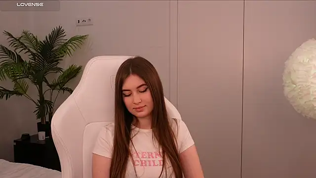 Lilly Colins online show from January 2025 10:01:01 PM