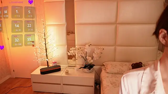 Lilly Colins online show from April 2026 07:41:01 PM