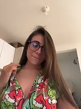Snapshot of MariaIsabella8 chatting on May 2026 09:43:01 PM MariaIsabella8 online show from May 2026 09:43:01 PM