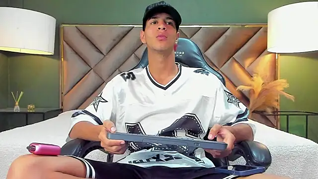 Tyler Rodriguez online show from October 2025 09:56:01 PM