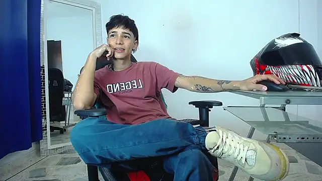 Snapshot of Zacktk7 chatting on December 2024 11:07:01 PM Zacktk7 online show from December 2024 11:07:01 PM