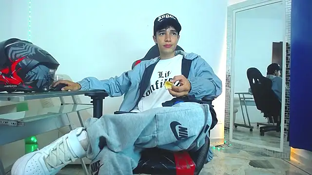 Snapshot of Zacktk7 chatting on December 2024 06:30:02 PM Zacktk7 online show from December 2024 06:30:02 PM