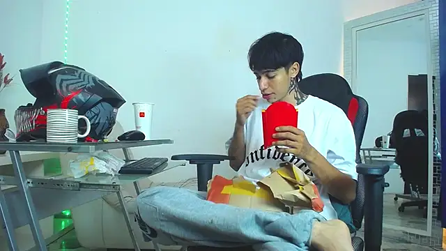 Snapshot of Zacktk7 chatting on December 2024 09:33:01 PM Zacktk7 online show from December 2024 09:33:01 PM