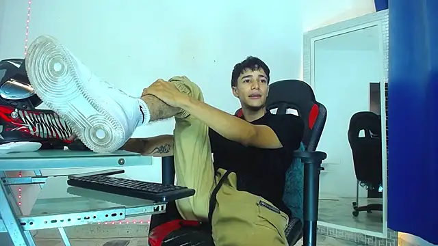 Snapshot of Zacktk7 chatting on December 2024 02:19:01 AM Zacktk7 online show from December 2024 02:19:01 AM