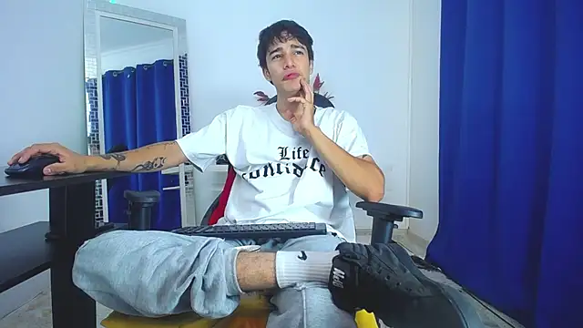 Snapshot of Zacktk7 chatting on February 2025 02:02:01 PM Zacktk7 online show from February 2025 02:02:01 PM