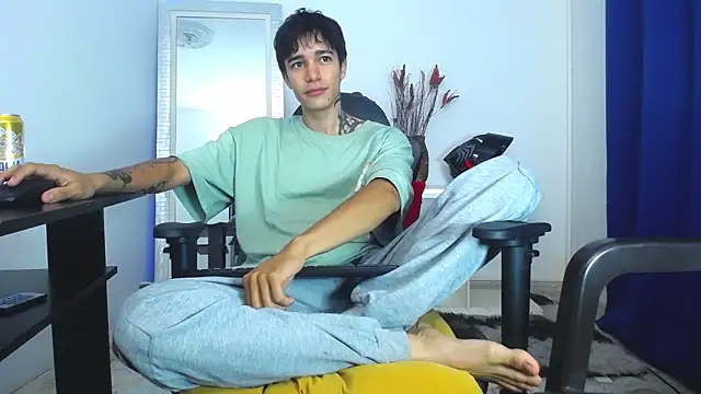 Snapshot of Zacktk7 chatting on February 2025 10:43:02 PM Zacktk7 online show from February 2025 10:43:02 PM