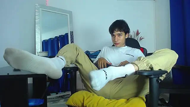 Snapshot of Zacktk7 chatting on February 2025 08:35:02 PM Zacktk7 online show from February 2025 08:35:02 PM