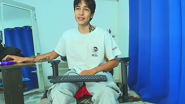 Snapshot of Zacktk7 chatting on February 2025 11:19:02 PM Zacktk7 online show from February 2025 11:19:02 PM