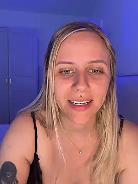 lunawolf21 online show from July 2026 06:52:02 AM