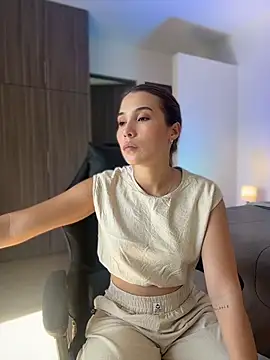 Snapshot of SophieRaily_ chatting on November 2025 04:40:01 PM SophieRaily online show from November 2025 04:40:01 PM