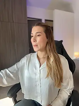 Snapshot of SophieRaily_ chatting on January 2026 05:06:01 PM SophieRaily online show from January 2026 05:06:01 PM