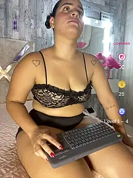 Snapshot of Violetrousse chatting on May 2026 07:20:01 PM Violetrousse online show from May 2026 07:20:01 PM