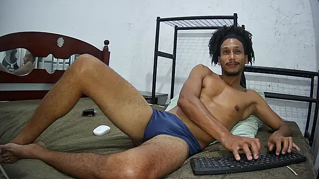 Snapshot of SkinnyLatinMan chatting on October 2025 12:40:02 AM SkinnyLatinMan online show from October 2025 12:40:02 AM