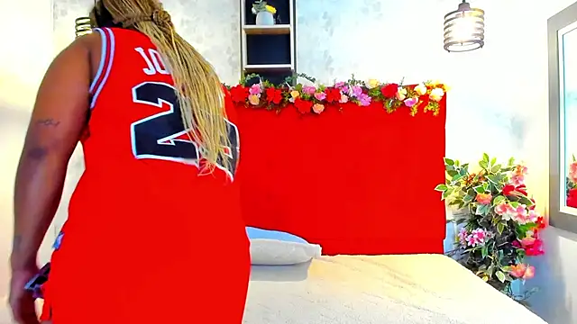 Snapshot of SilvannaFit chatting on February 2026 11:32:01 AM SilvannaFit online show from February 2026 11:32:01 AM