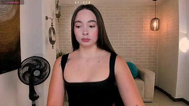 Snapshot of AlinaKravitz chatting on April 2026 06:25:01 PM AlinaKravitz online show from April 2026 06:25:01 PM