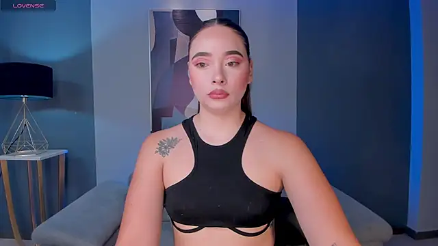 Snapshot of AlinaKravitz chatting on June 2026 06:46:02 PM AlinaKravitz online show from June 2026 06:46:02 PM