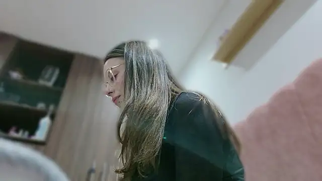 Snapshot of Emmy_petit chatting on October 2025 02:12:02 AM Emmy petit online show from October 2025 02:12:02 AM