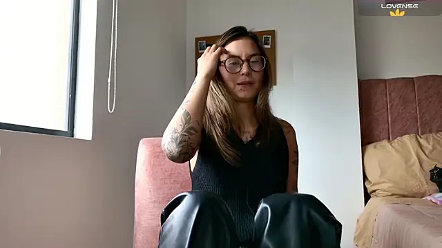 Snapshot of Emmy_petit chatting on December 2025 08:05:02 PM Emmy petit online show from December 2025 08:05:02 PM