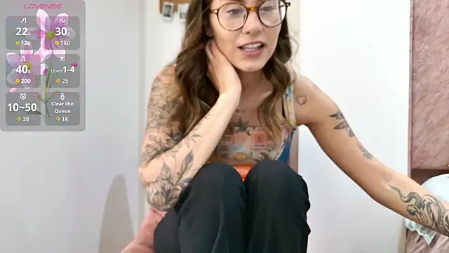 Snapshot of Emmy_petit chatting on February 2026 06:28:01 PM Emmy petit online show from February 2026 06:28:01 PM