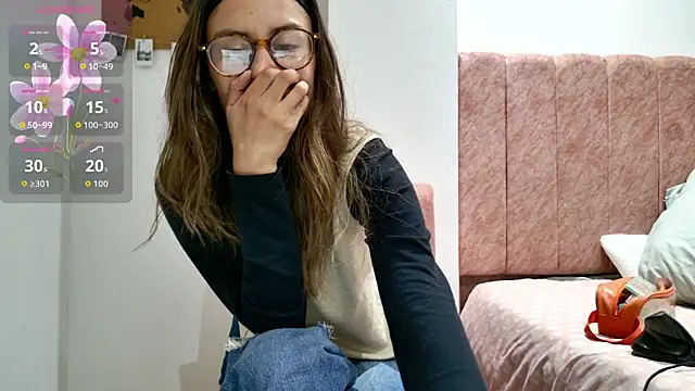 Snapshot of Emmy_petit chatting on February 2026 01:37:02 AM Emmy petit online show from February 2026 01:37:02 AM