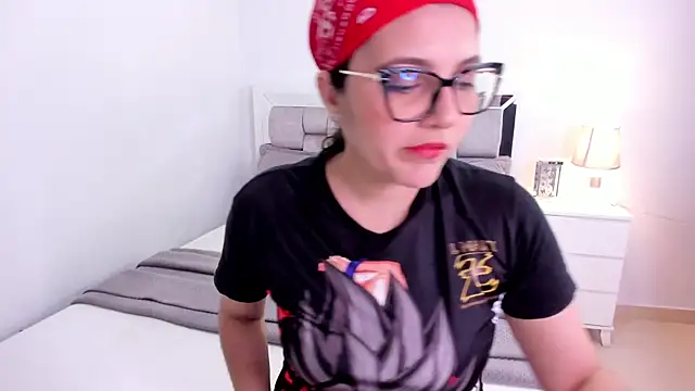 Camilaa bueno online show from April 2026 12:04:01 AM