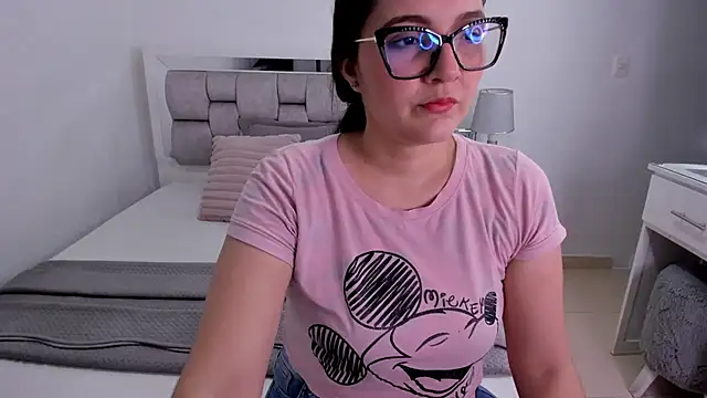 Snapshot of Camilaa_bueno chatting on June 2026 01:32:01 AM Camilaa bueno online show from June 2026 01:32:01 AM