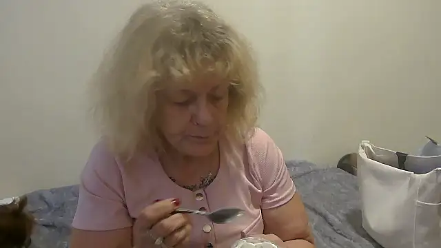 housewife shantie online show from September 2025 12:54:01 PM