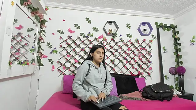 Snapshot of thedream_girls chatting on February 2025 10:14:02 PM thedream girls online show from February 2025 10:14:02 PM