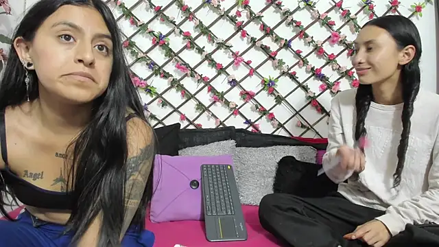 Snapshot of thedream_girls chatting on March 2025 07:10:02 PM thedream girls online show from March 2025 07:10:02 PM