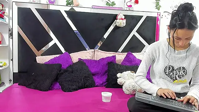 Snapshot of thedream_girls chatting on September 2025 12:06:01 PM thedream girls online show from September 2025 12:06:01 PM